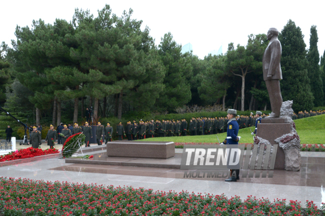 Azərbaycan ictimaiyyəti ulu öndər Heydər Əliyevin vəfatının ildönümündə Fəxri xiyabanı ziyarət edir. Bakı, 12 dekabr 2015
